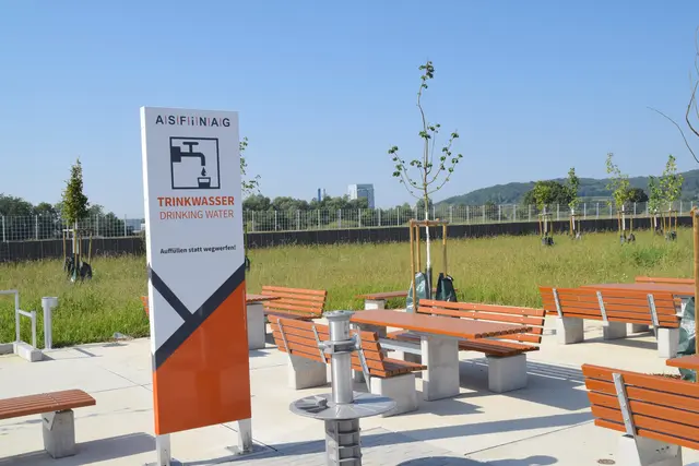 Die Parkplätze sind mit WCs, Duschen, Notrufsäulen, Sitzgelegenheiten, Müllplätzen und Wasseranschlüssen ausgestattet. | Foto: Martin Wurglits