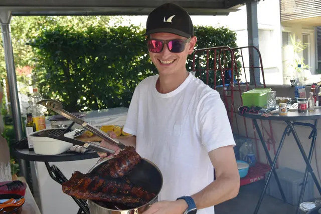 Der Gewinner Ing. Patrick Friedl legte selbst Hand an beim Grillen.  | Foto: Gerald Dreisieber