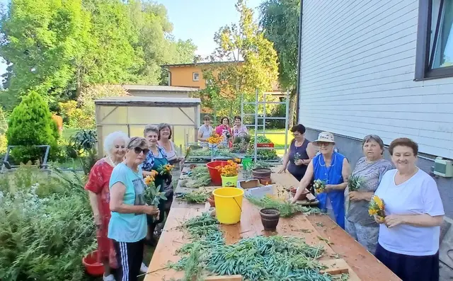 Da waren die gelieferten Kräuter schon zu Ende, die Frauen nach getaner Arbeit , danke!