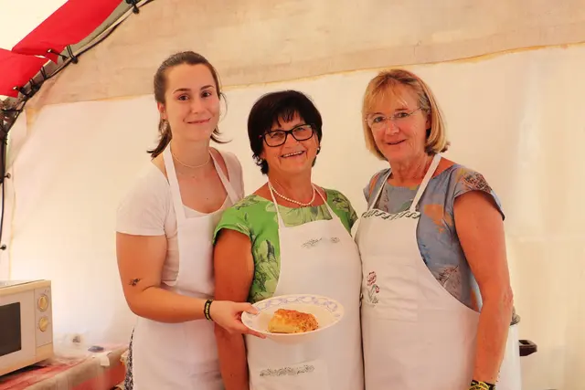 Nahmen sich nur kurz für das Foto Zeit: Sarah, Gerti und Anni bei der Ausgabe der Stiwoller Strudelsuppe. 28 kg Rindfleisch wurde dafür verkocht und 500 Portionen Strudel zubereitet.  | Foto: Edith Ertl