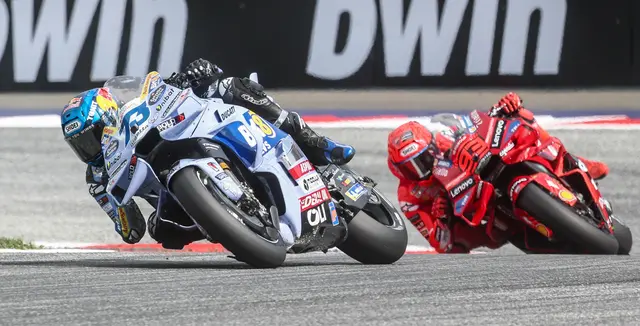 Alex und Marc Marquez im Duell. | Foto: Ripu