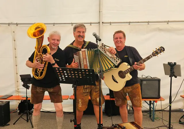 Die „Kreuzberg-Rebellen“ sorgten beim Oberschlattner Nostalgiekirtag musikalisch für gute Unterhaltung.
Fotocredit: Martina Piribauer | Foto: Martina Piribauer