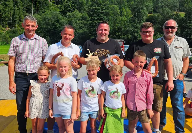 Ein beliebter Fixpunkt im Kirtagsprogramm des Nostalgiekirtags Oberschlatten ist der "Steirisch-Hag'l-Ziag'n"-Bewerb, wo die kräftigsten Männer alljährlich um den Titel "Stärkster Oberschlattner" antreten: Den Sieg erkämpfte sich auch dieses Jahr wieder Hannes Ponweiser, den 2. Platz errang Peter Haberl und Platz 3 ging an Andreas Heuer.
Fotocredit: Martina Piribauer | Foto: Martina Piribauer