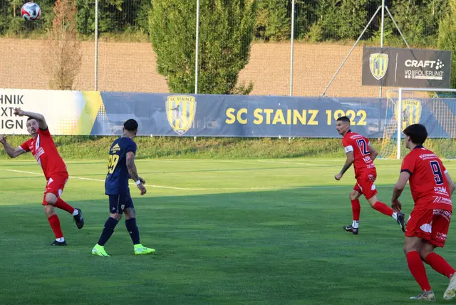 Im Mittelfeldkampf um das Spielgerät | Foto: Gerhard Langmann