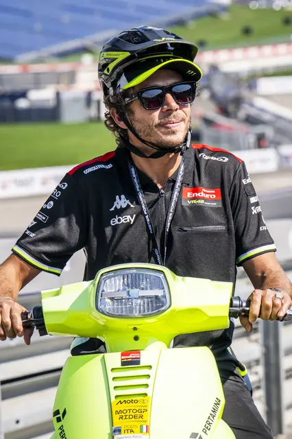 Valentino Rossi ist als Zaungast dabei. | Foto: Red Bull Content Pool, Ripu