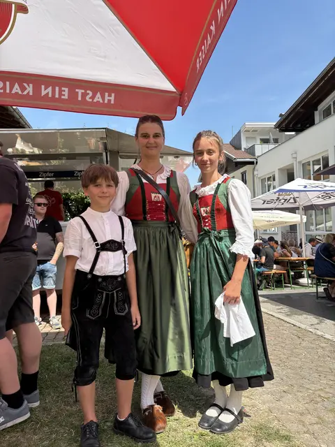 Die Marketenderinnen der STMK Vils verwöhnten die Gäste mit einem Schnäpschen.