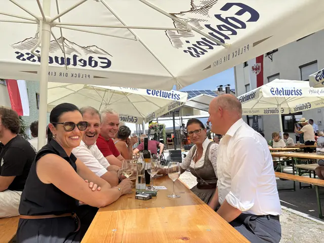 Bürgermeisterin Carmen Stigl-Petz (li.) mit eingen Gemeinderäten.