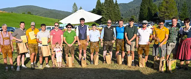 Die erfolgreichen Ringer der allgemeinen Klasse mit Schiedrichter Rudi Obergrießnig und Andrea Scherer vom Singkreis Reichenau | Foto: Josef Bodner