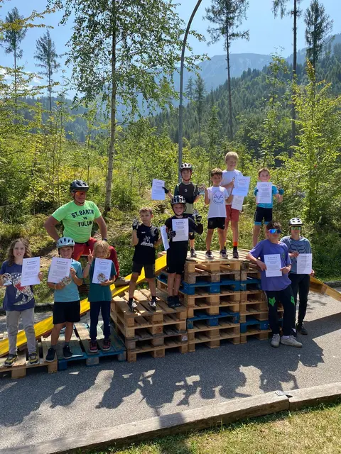 Zum Abschluss erhielten alle Kinder ein Teilnahmezertifikat sowie einen kleinen "Radl-Pokal" als Erinnerung an das Camp. | Foto: Verein ESR