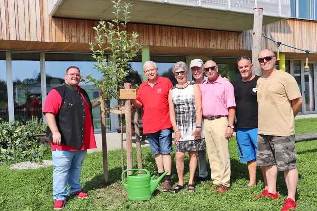 Rene Strohmeier(li)  pflanzte mit seinem Team einen Apfelbaum im Kindergarten. | Foto: Edith Ertl