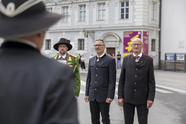 Landesüblicher Empfang mit der Schützenkompanie der Talschaft Paznaun, der Musikkapelle Langesthei sowie Fahnenabordnungen der Traditionsverbände vor der Kaiserlichen Hofburg zu Innsbruck. | Foto: Land Tirol/Sedlak
