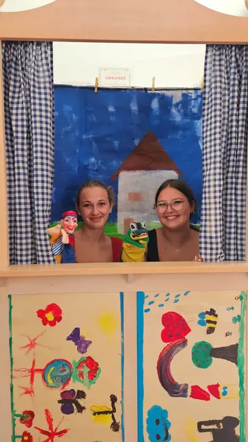 Emma und Lea boten beim Oberschlattner Nostalgiekirtag den Kindern spannende Unterhaltung mit dem Kasperltheater.
Fotocredit: Martina Piribauer | Foto: Martina Piribauer