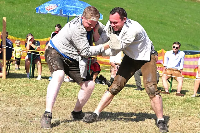 Favorit Andreas Michenthaler vor seinem Verletzungspech mit dem späteren Sieger Christian Jankl | Foto: Josef Bodner