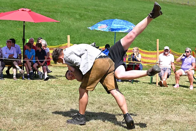 Auch die Ringer der Jugendklasse waren mit vollem Einssatz bei der Sache | Foto: Josef Bodner