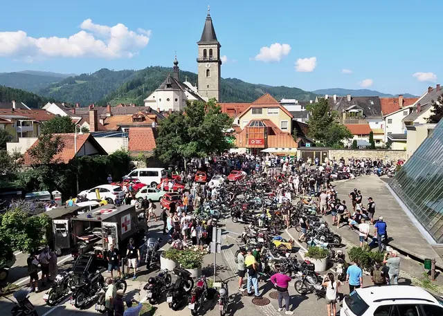 So viele Einspurige gab es bei der Puch-Parade noch nie, die Oldtimer warteten auch in der Kaserngasse und am Hauptplatz: Bei Traumwetter führte die Route nach Bad St. Leonhard.
