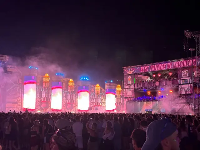 Festivalbesucherinnen und Festivalbesucher tanzten bis tief in die Nacht zu den energiegeladenen Auftritten. | Foto: Caroline Fegerl