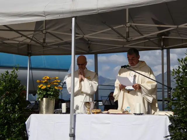 Pater Paul (re) und Diakon Herbert Scharler zelebrierten die Feldmesse auf Medrig. 