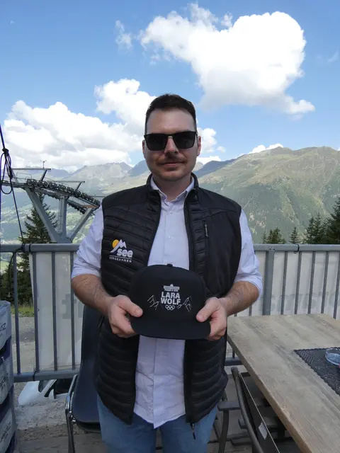 Angelo Jantscher (Event- und Marketingmanagement) präsentiert das Kopfsponsoring der Skischaukel Kappl &amp; See. 