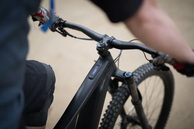 E-Bike-Crash auf dem Larchwiesentrail in Obsteig – Ein 26-jähriger Radfahrer wurde bei der Kollision mit einem Moped verletzt und ins Bezirkskrankenhaus Zams gebracht. (Symbolfoto) | Foto: stock.adobe.com/at/LightItUp
