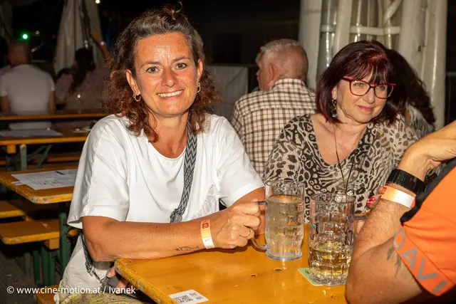Sabine Rimser aus Maria Lanzendorf kennt hier viele Leute, mit denen Sie sich unterhält. | Foto: www.cine-motion.at / Ivanek