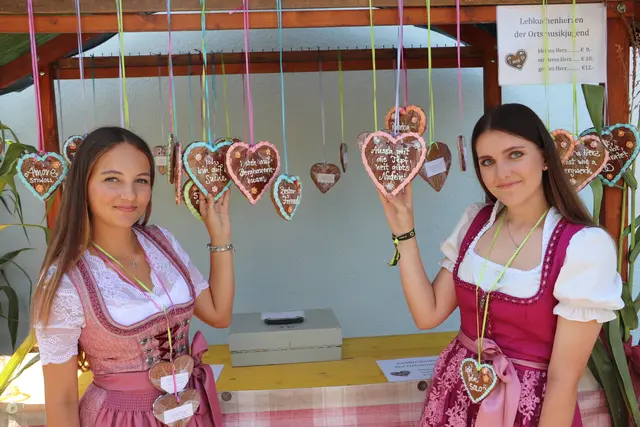 Die Lebkuchenherzen, die Alisa und Johanna hier anbieten, wurden von der Ortsmusik-Jugend selbst angefertigt und verziert. Der Erlös kommt der Jugendförderung der Musik zugute.  | Foto: Edith Ertl