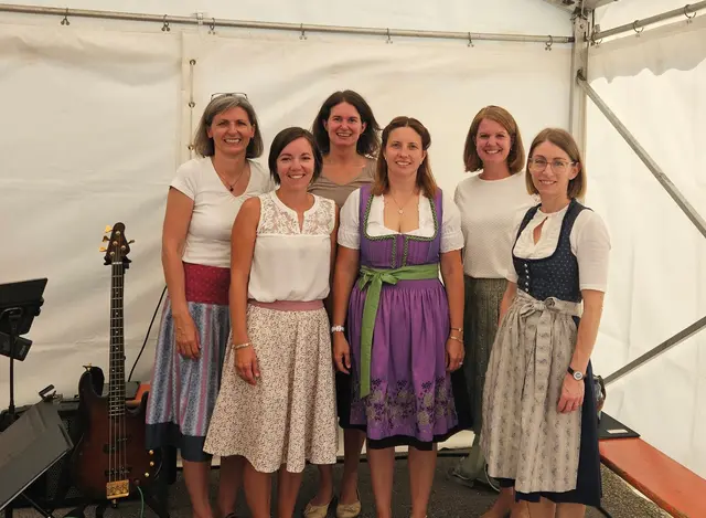 Das Kirchweihfest begann um 10.00 Uhr mit dem Festgottesdienst, zelebriert von P. Günter Reitzi OP und musikalisch gestaltet wurde die Heilige Messe bei der Oberschlattner Kirche vom Chor „MIXdur“.
Fotocredit: Martina Piribauer | Foto: Martina Piribauer