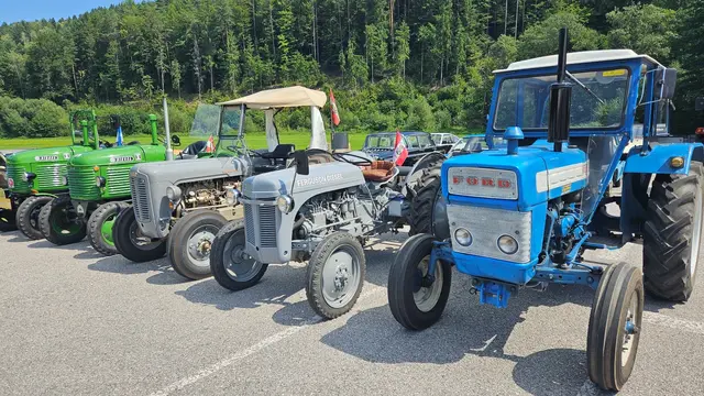 Am Programm des Nostalgiekirtags Oberschlatten stand heuer auch eine Oldtimer-Auffahrt. Verschiedenste "Oldies" konnten bestaunt werden: PKWs und Traktoren unterschiedlichster Bauart und Jahrgänge waren versammelt und starteten am Nachmittag auch zur gemeinsamen kurzen Ausfahrt.
Fotocredit: Martina Piribauer | Foto: Martina Piribauer