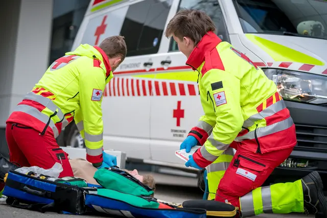 Der Motorradfahrer wurde nach der Erstversorgung ins Krankenhaus gefahren. (Symbolbild)
 | Foto: Bernhard Knaus