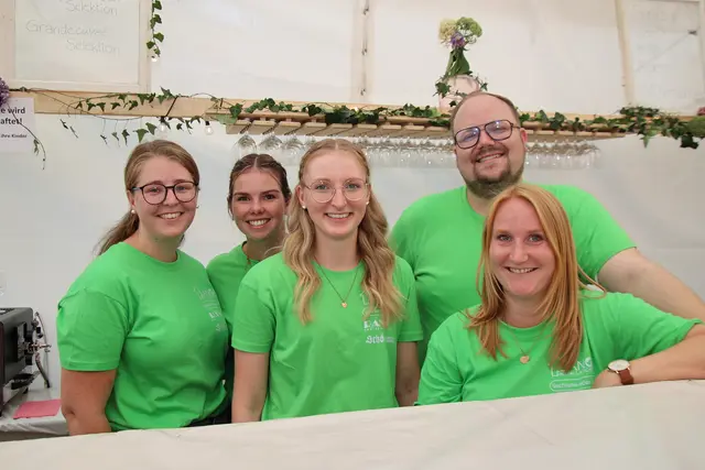 Lukas und Jasmin mit Karina, Babsi und Wein-Bar-Chefin Rebecca.