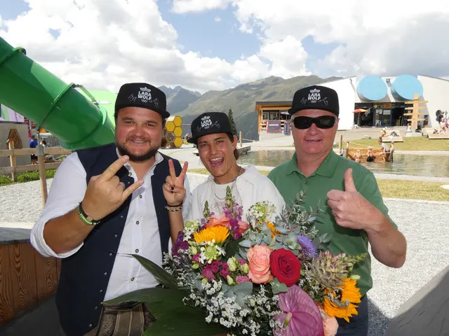 Freuen sich auf gute Zusammenarbeit: Mathäus Tschiderer (Geschäftsführer Bergbahnen See), Vize-Weltmeisterin Lara Wolf und Andreas Kleinheinz (Vortandsvorsitzender Bergbahnen Kappl AG). 
