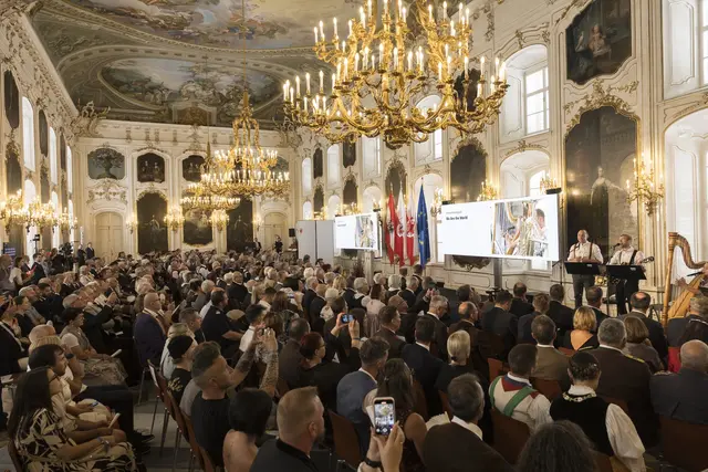 Im Riesensaal der Innsbrucker Hofburg zeichneten Tirol und Südtirol BürgerInnen mit besonderen Verdiensten aus. | Foto: Land Tirol/Sedlak