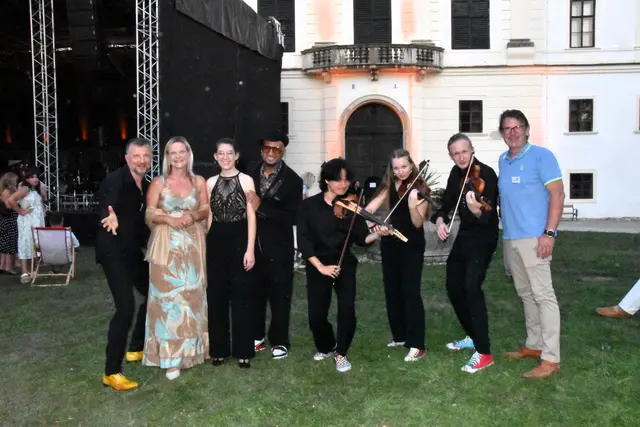 Rock-Hymnen im Orchestergewand und klassische Werke mit modernem Beat – ein mitreißendes Klangerlebnis unter freiem Himmel im Hof des Schlosses Kirchstetten