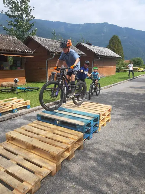 Sportlicher Ehrgeiz, jede Menge Action und vor allem ganz viel Spaß auf zwei Rädern: Das war das erste Mountainbike-Camp in Rottenmann. | Foto: Verein ESR