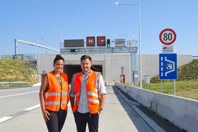 Martina Haselbacher und David Marx von der ASFINAG steuern die allerletzten Arbeitsschritte bis zur Eröffnungsfeier am 19. September. | Foto: Martin Wurglits