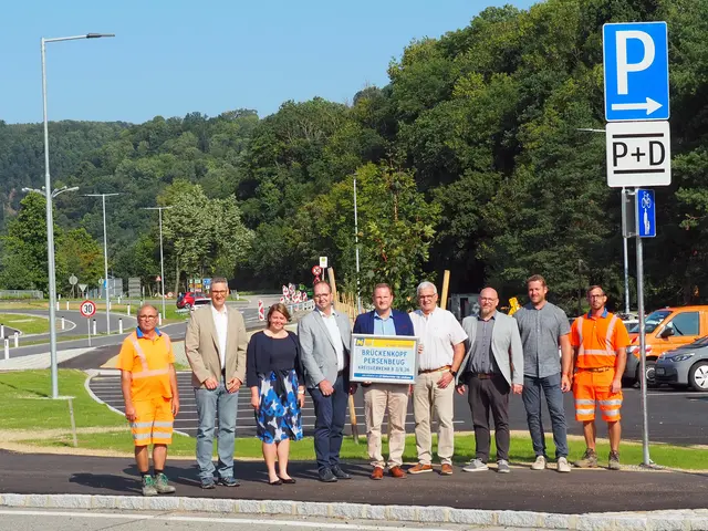 Johannes Mitmasser (STM Persenbeug), Ing. Walter Schierhuber (NÖ Straßenbauabteilung Krems), DI Andrea Fahrngruber (Leiter-Stv. der NÖ Straßenbauabteilung Krems), Bürgermeister Franz Jaschke (Gemeinde Hofamt Priel), LAbg. Richard Punz (i.V. von LH-Stellvertreter Udo Landbauer), Bürgermeister Gerhard Leeb (Marktgemeinde Persenbeug-Gottsdorf), Roman Schinnerl (Leiter der STM Persenbeug), Martin Berger (Leiter-Stv. der STM Persenbeug), Rene Lichtenwallner (STM Persenbeug). | Foto: NÖ Straßendienst