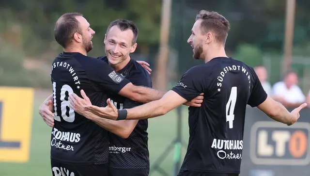 Mario Ebenhofer stellte mit einem Doppelpack die Weichen auf Sieg. Philip Gschwandtner und Mathias Hausberger gratulierten. | Foto: Gerhard Rumetshofer