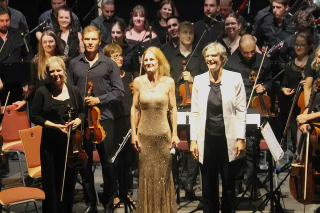 "Katharina Gudmundsson" gab den ABBA-Liedern ihre Stimme und Elisabeth Fuchs dirigierte das Landesorchester Burgenland und rockte die Burgarena in Stadtschlaining. | Foto: Peter Seper