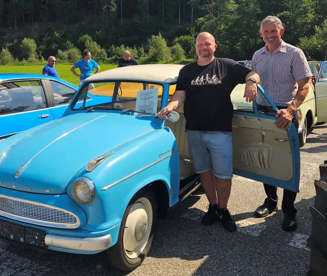 Am Programm des Nostalgiekirtags Oberschlatten stand heuer auch eine Oldtimer-Auffahrt. Verschiedenste "Oldies" konnten bestaunt werden: PKWs und Traktoren unterschiedlichster Bauart und Jahrgänge waren versammelt und starteten am Nachmittag auch zur gemeinsamen kurzen Ausfahrt. Mit dabei ein bemerkenswertes Stück: ein ‚Lloyd Alexander TS‘, Baujahr 1959, 25 PS – namensgleich mit seinem Besitzer Alexander Danninger.
Fotocredit: Martina Piribauer | Foto: Martina Piribauer