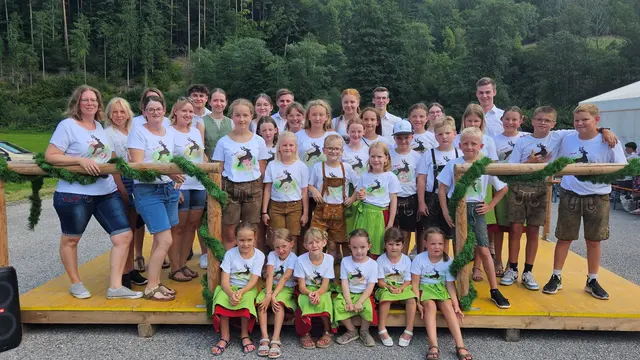 Volkstanzen von Klein bis Groß: Besondere Aufmerksamkeit und kräftiger Applaus galt den Kindern der Bromberger Kinder-Volkstanzgruppe, die ihre Tänze und Plattler zeigten. Und natürlich sorgte auch der Auftritt der Volkstänzer und Schuhplattler der Landjugend Bromberg für beste Kirtagsstimmung beim Nostalgiekirtag Oberschlatten.
Fotocredit: Martina Piribauer | Foto: Martina Piribauer