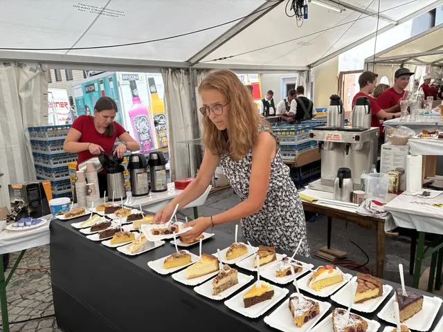 Die Auswahl beim Kuchenbuffet war riesig - da fiel die Wahl schwer.
