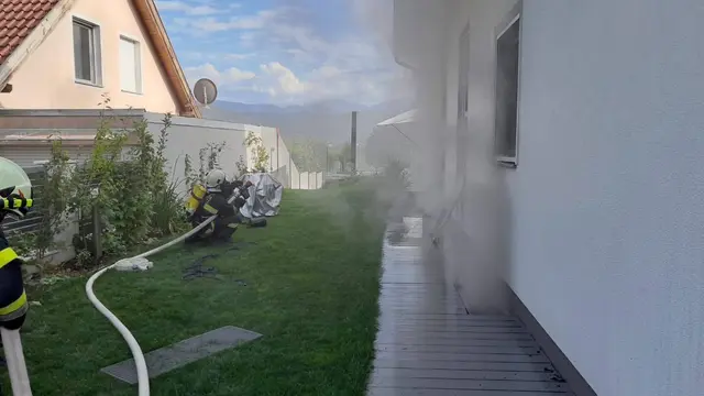 Alarm in Bad Häring: Feuerwehrkräfte eilten zum Mehrparteienhaus, um die Ursache der Rauchentwicklung rasch zu lokalisieren. (Symbolbild) | Foto: Freiwillige Feuerwehr Krumpendorf