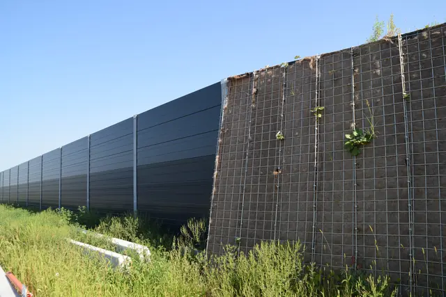 Solche Lärmschutzwände begleiten die S7 durchgehend von der Unterflurtrasse Königsdorf bis zur Staatsgrenze. | Foto: Martin Wurglits