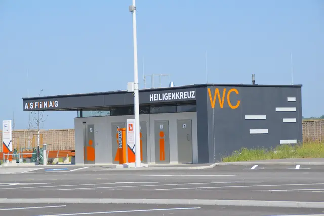 Am Parkplatz Heiligenkreuz gibt es für nach Österreich Einreisende eine Verkaufsstelle für Autobahnvignetten. | Foto: Martin Wurglits