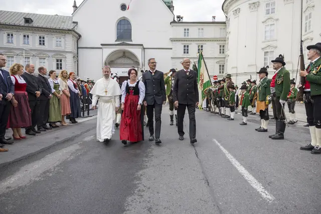 Landesüblicher Empfang am Hohen Frauentag – Abschreiten der Front, v. l.: Abt Leopold Baumberger, Landtagspräsidentin Sonja Ledl-Rossmann, Südtirols LH Arno Kompatscher und LH Anton Mattle. | Foto: Land Tirol/Sedlak