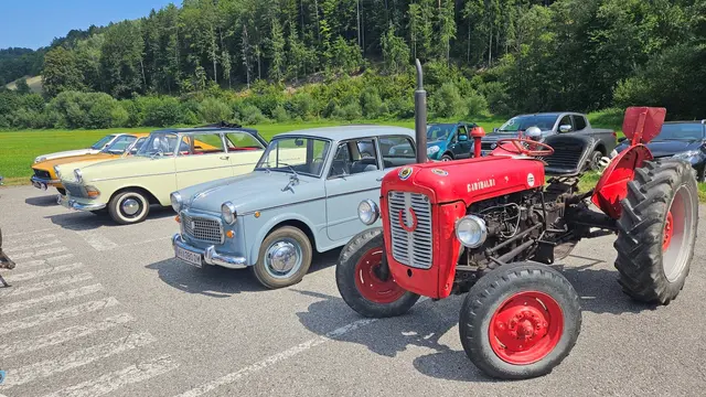 Am Programm des Nostalgiekirtags Oberschlatten stand heuer auch eine Oldtimer-Auffahrt. Verschiedenste "Oldies" konnten bestaunt werden: PKWs und Traktoren unterschiedlichster Bauart und Jahrgänge waren versammelt und starteten am Nachmittag auch zur gemeinsamen kurzen Ausfahrt.
Fotocredit: Martina Piribauer | Foto: Martina Piribauer