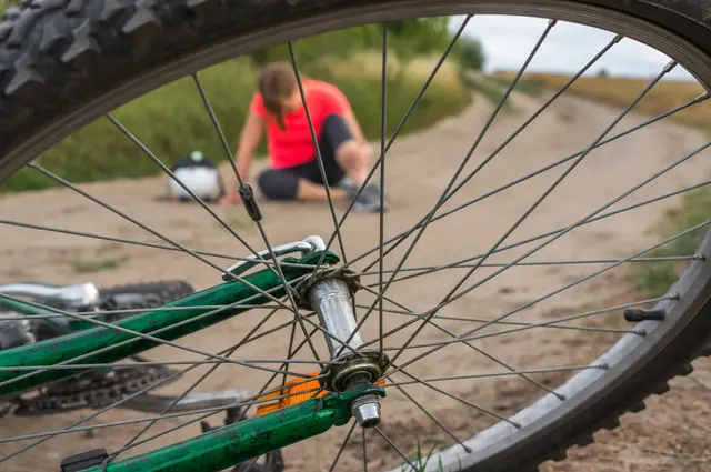 Eine 40-jährige Radfahrerin stürzte am Radweg Klausen in Kirchberg bewusstlos von ihrem E-Bike. Rettungskräfte brachten sie ins Bezirkskrankenhaus St. Johann. (Symbolbild) | Foto: Smarterpix/andriano_cz