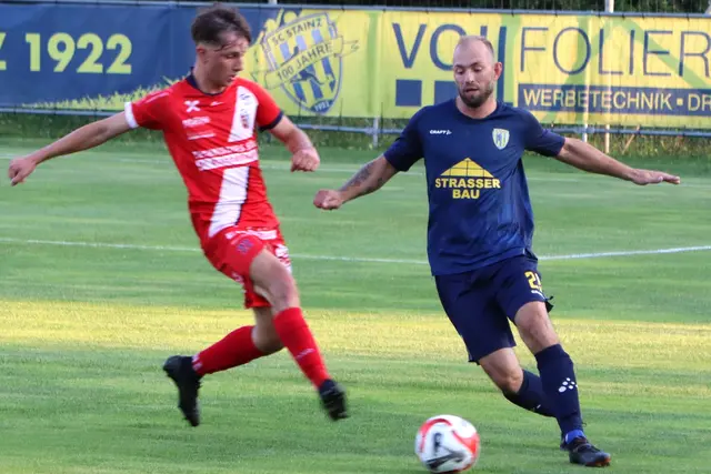 Im Zweikampf um den Ball | Foto: Gerhard Langmann