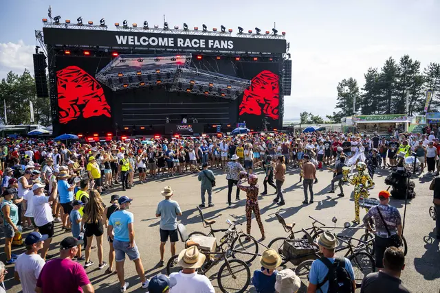 In der Bike City werden viele Shows geboten. | Foto: Red Bull Content Pool, Ripu