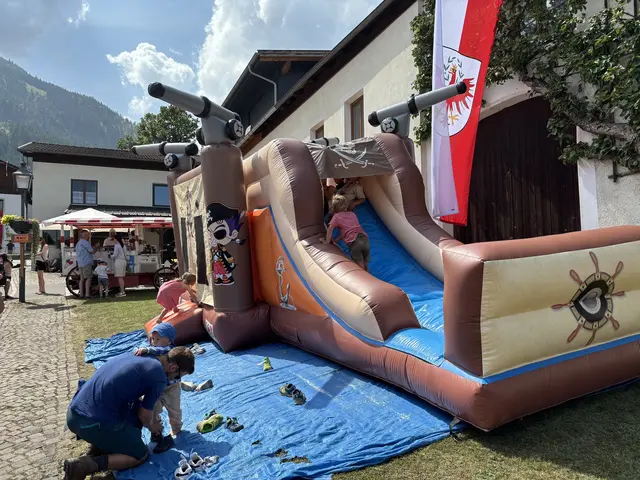 Die ganz Kleinen tobten sich in der Hüpfburg aus.
