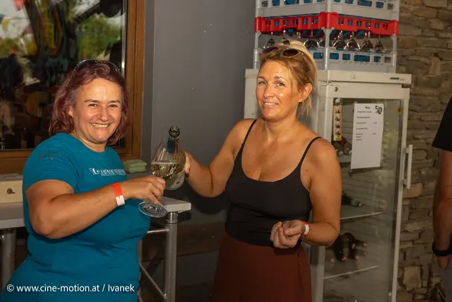Köstliche Tropfen gab es bei Chantal Rodgarkia (Fischamendgeborene) und Daniela Lehner aus Stockerau (vlnr). | Foto: www.cine-motion.at / Ivanek